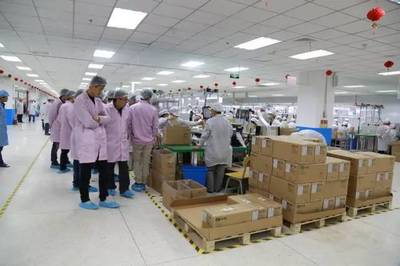 揭秘富士康 機器人生產手機的精密流程與電子產品銷售的緊密聯動